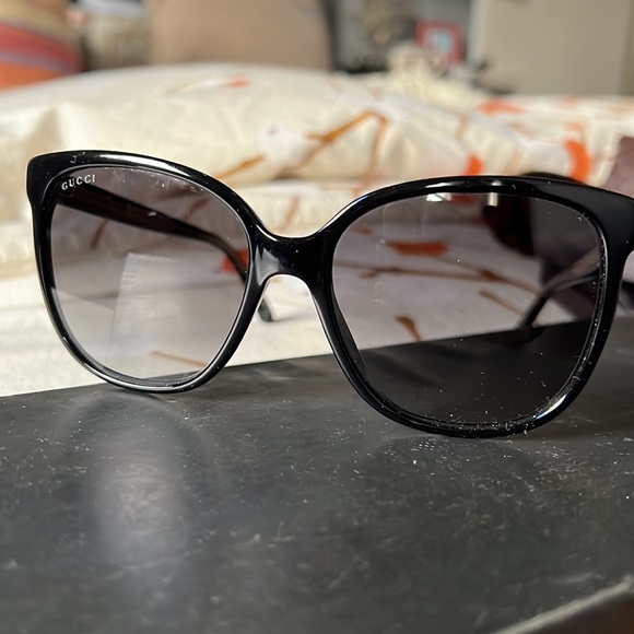 Gucci black sunglasses with gold logo - Picture 14 of 14